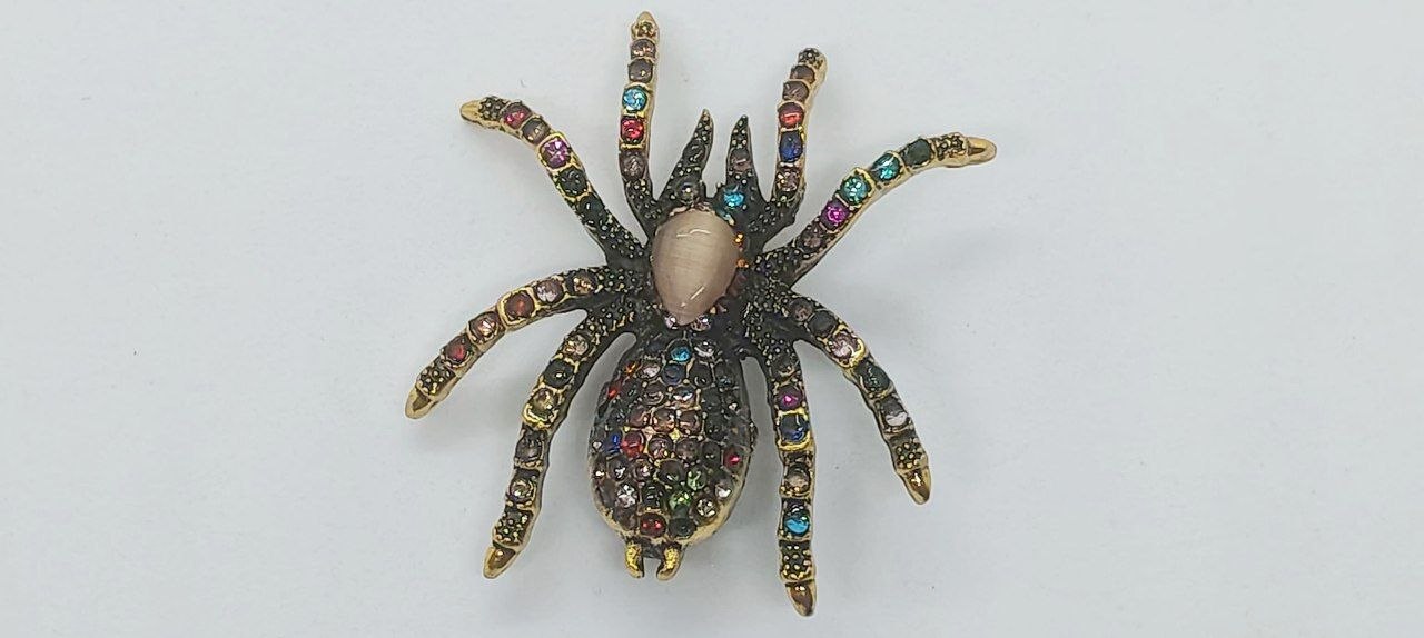 Elegant Gold-Tone Spider Brooch with Multicolor Crystals and Cat's Eye Cabochon – Vintage Style Fashion Pin